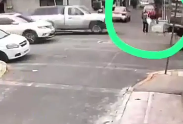 Camioneta a exceso de velocidad atropella a abuelita en Iztacalco