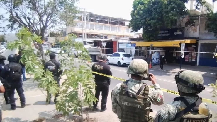 Acapulco abandonan auto con tres cadáveres en avanzado estado de descomposición