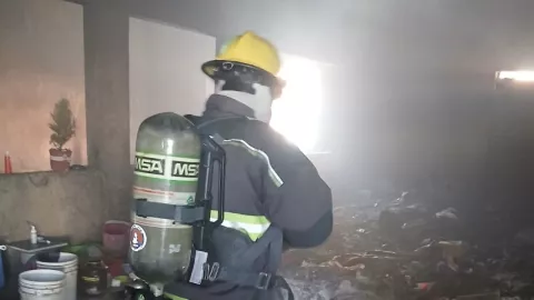 FOTOS: Incendio de vivienda alarmó a vecinos del Barrio de La Luz en Puebla hoy; así quedó