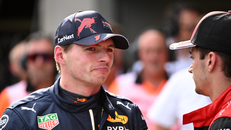 Max Verstappen platicando con Leclerc en la pista del GP de Austria