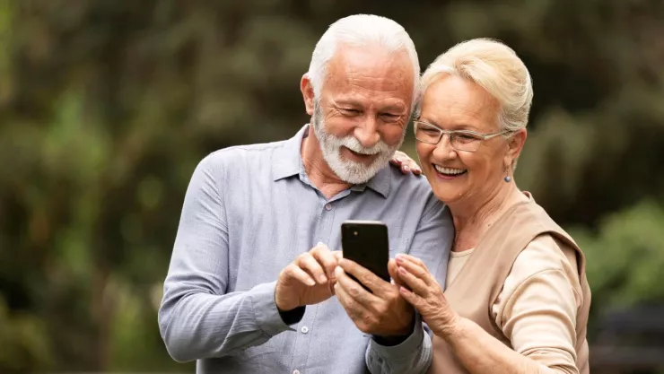 Uso de dispositivos digitales podría reducir el deterioro cognitivo en adultos mayores