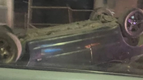 Volcadura frente a plaza rumbo al Corredor 2000 causa caos vial