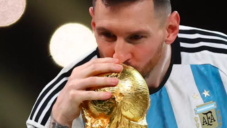 Messi duerme con la Copa del Mundo en su cama y Antonella responde