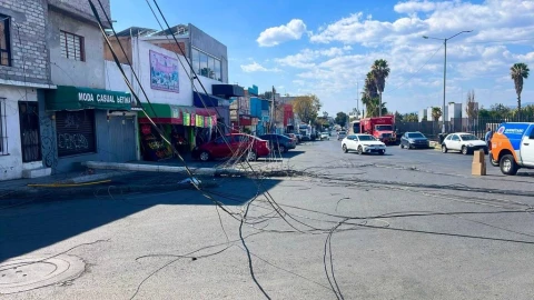 Camión de carga choca contra poste de luz en Boulevard de las Américas, Querétaro