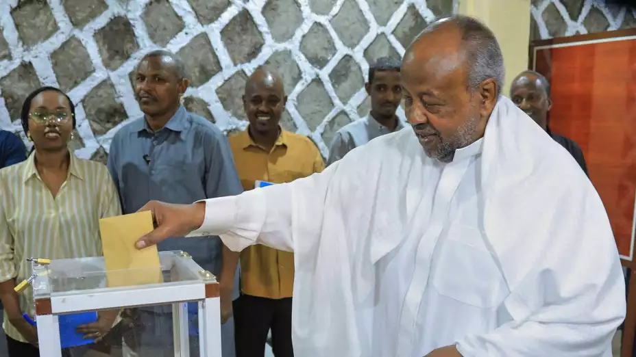 El presidente de Yibuti, Ismail Omar Guelleh, votando.