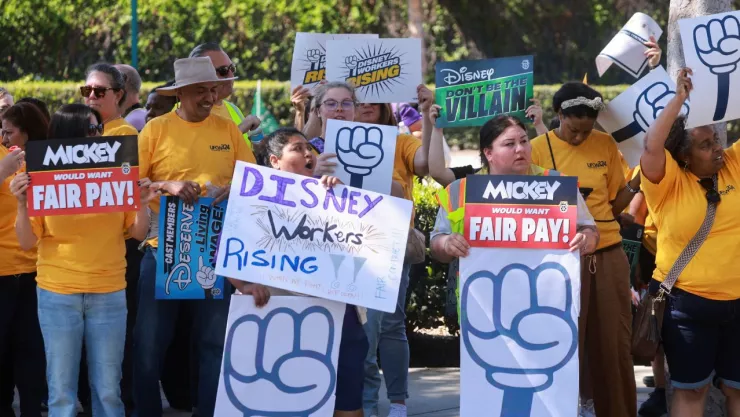 EU: Trabajadores de Disneyland protestan afuera de parque temático en California, esto exigen