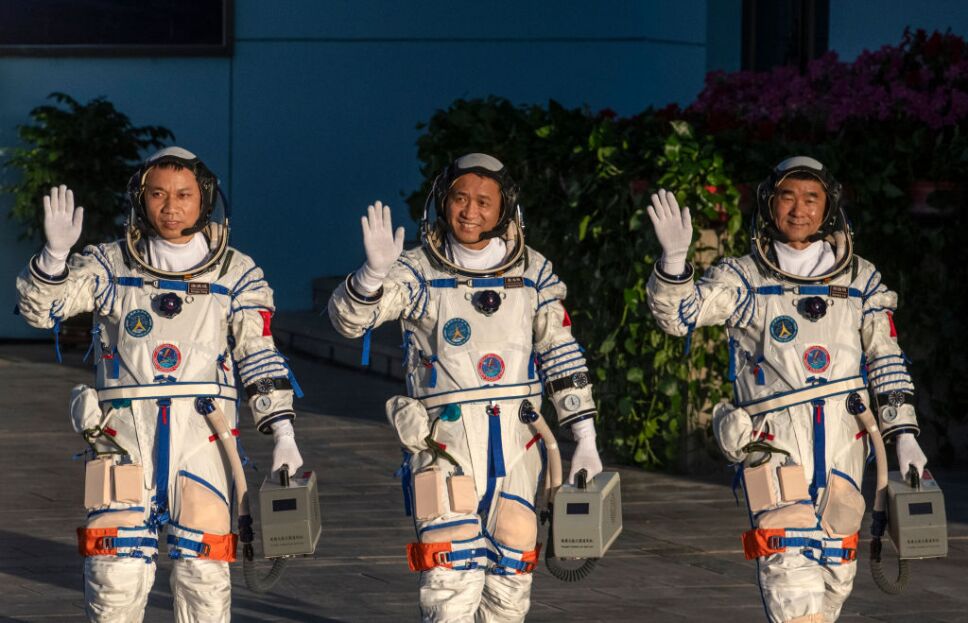 Astronautas regresan a Tierra, tras misión espacial más larga de China