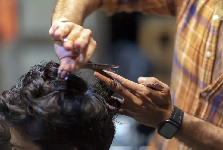 Asesinan a dueño de una barbería mientras cortaba el cabello a niño
