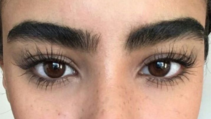 3 aceites naturales más efectivos para engrosar las cejas debilitadas por la depilación