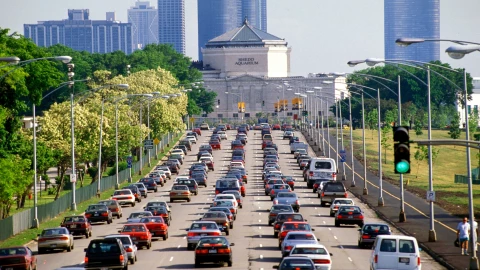 Varios coches en una ruta de Chicago, en Illinois.
