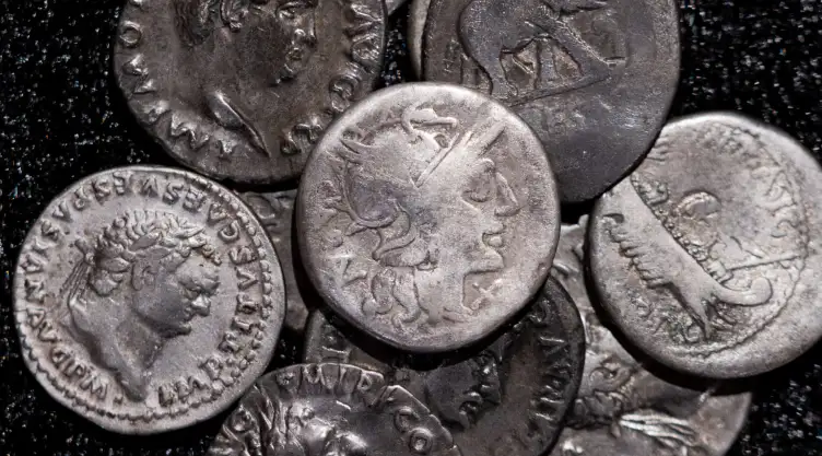 Monedas romanas antiguas en el Museo Estatal LVR de Bonn, Alemania.