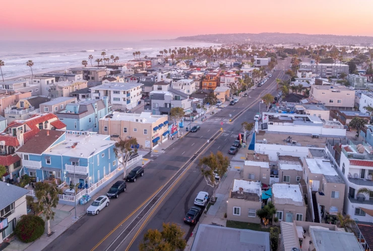una vista de las viviendas de San Diego en un hermoso atardecer. 