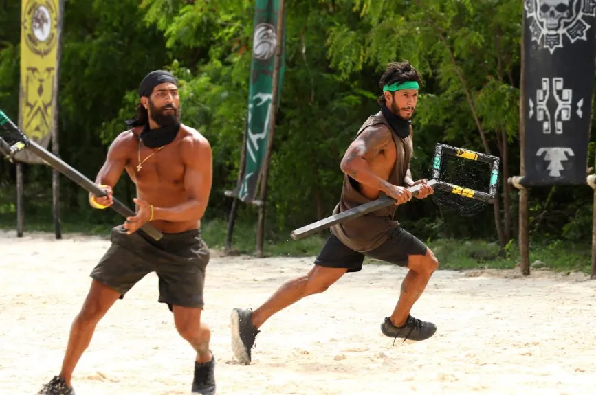 Edwin y Lobo, deberán cachar pelotas que serán lanzadas por un miembro de su tribu a través de una resortera.