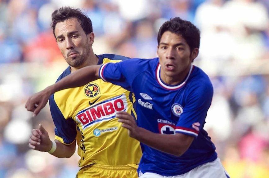 Javier Aquino con Cruz Azul en 2010, año de su debut
