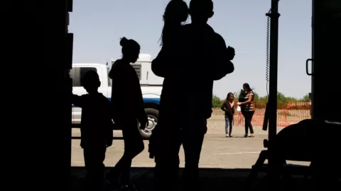 Migrantes, principalmente de Centroamérica, en un hangar en Deming, Nuevo México el 22 de mayo del 2019. Imagen: AP