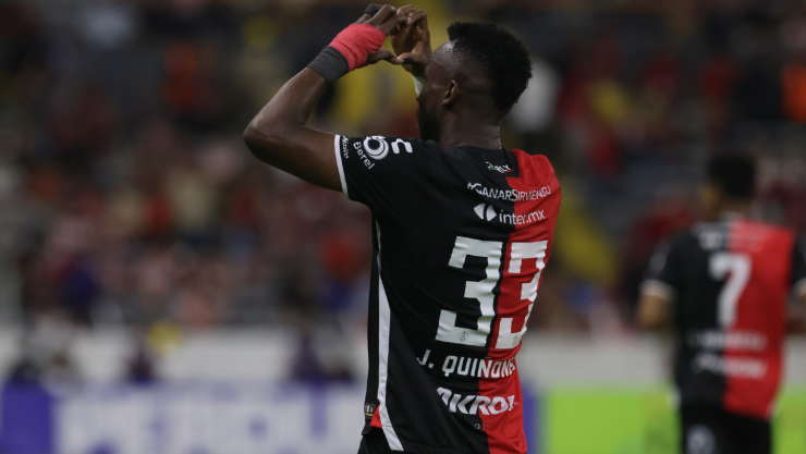 Julián Quiñones celebra con el Atlas