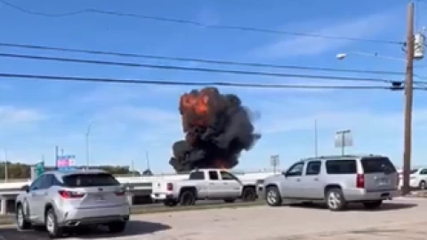Dos aeronaves chocan en su trayectoria en medio de una ciudad