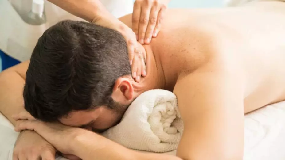 Fue a que le dieran masaje en baños de vapor y puede que quede paralítico.jpg