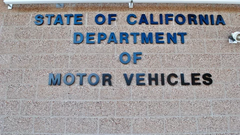 Letrero del DMV de California fuera de sus oficinas