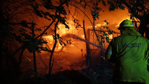 Hectáreas son consumidas por incendios en Los Ángeles