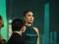 Antes de subir al escenario, recibió un cariñoso mensaje de su mamá, quien expresó su orgullo por todo lo que ha logrado. Chiquis le recordó que desde el primer momento vio en ella a una artista, y su actuación final fue un verdadero “broche de oro”. Espinoza Paz destacó su impresionante fuerza vocal, mientras que Lola Cortés mencionó que, aunque la canción es poderosa, se quedó un poco baja de tono. A pesar de las críticas, Erika Dipp defendió su interpretación, y Arturo López Gavito concluyó señalando que Isaveli lleva consigo tres cualidades esenciales: voz, sentimiento y actitud, instándola a incorporar más de esta última en su futuro artístico.