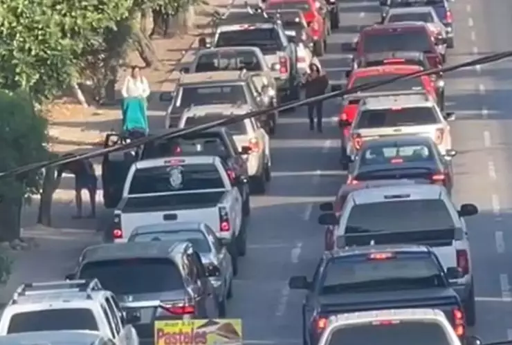 Autos esperando cruzar la garita de San Ysidro en Tijuana