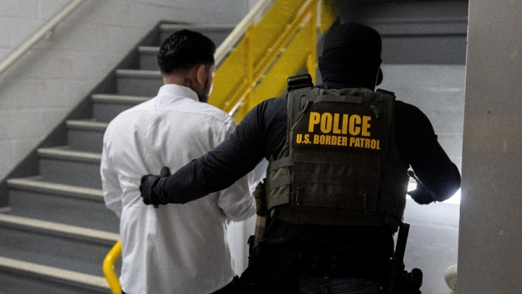 “Operación Caballo de Troya” sorprende a migrantes en LA. Redadas sin orden judicial desatan alarma y denuncias de violaciones de derechos.
