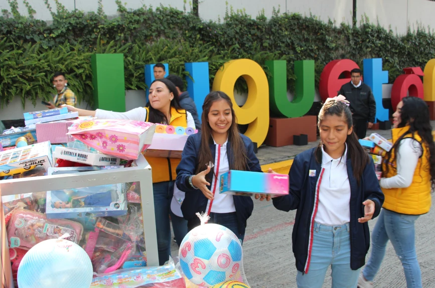 El colegio CFH realizó un gran donativo al Juguetón Azteca