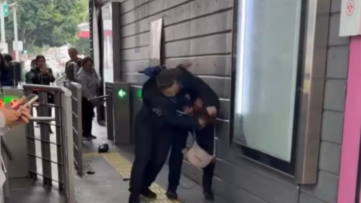 policias-auxiliares-protagonizan-pelea-en-estacion-ayuntamiento-del-metrobus