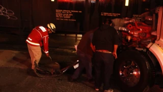 ¡Tremendo caos! Se registra un choque entre un tráiler y el ferrocarril en carretera a Nogales