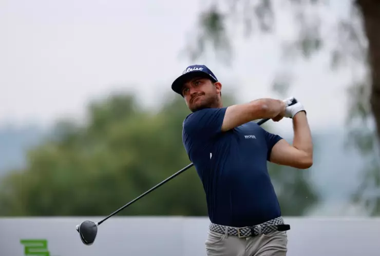 Juan Carlos Benítez lidera la cuarta etapa de la Gira de Golf Profesional.