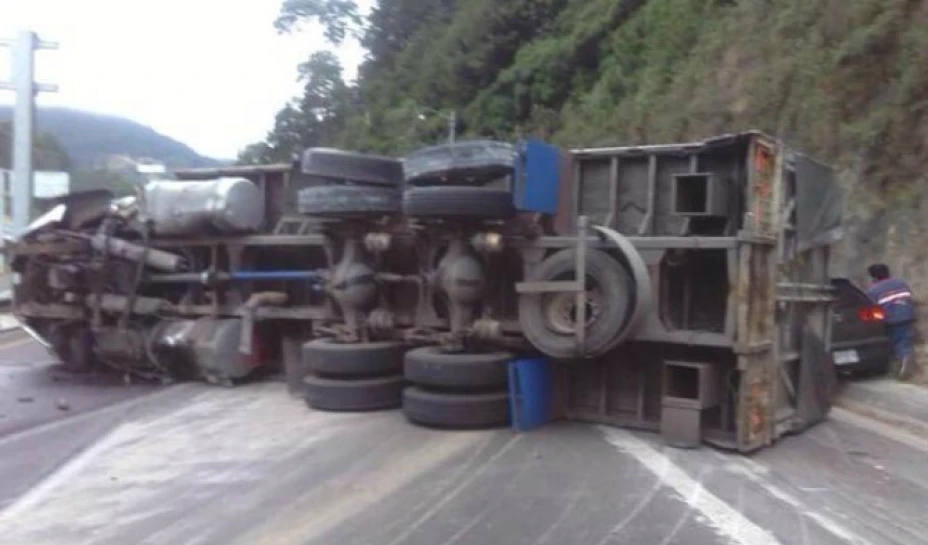 El camión de volteo, que circulaba en el carril de alta, era conducido a exceso de velocidad y su conductor perdió el control