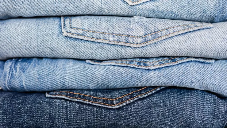 Estos looks con jeans te van a llevar a los años noventa en primavera