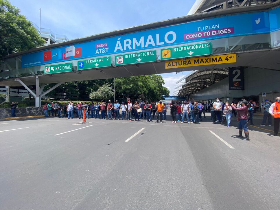 Expolicías federales bloquearon accesos en del AICM, buscan la condonación de créditos de vivienda.