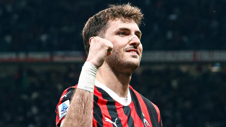 Santiago Gimenez usa un parche en su nariz por su salud