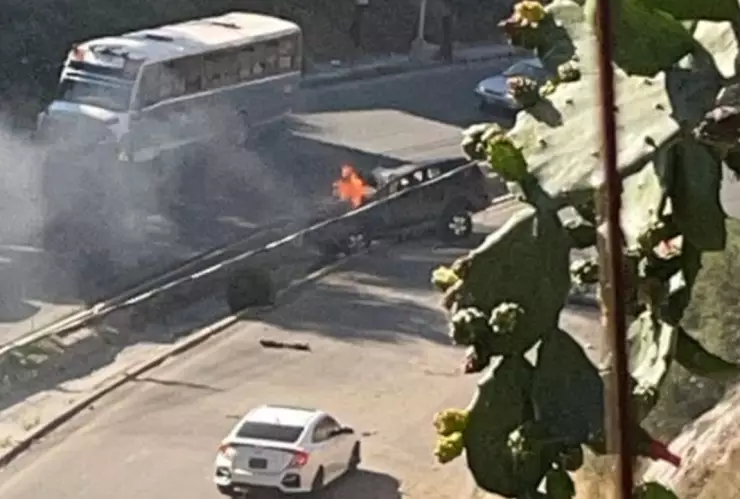 ¡Terror en la Sánchez Taboada! Volcadura provoca incendio en plena vía pública