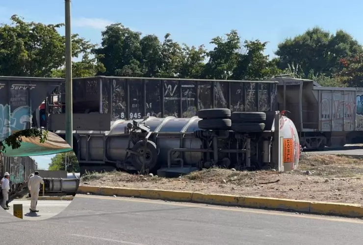 Se accidenta ferrocarril en el bulevar Las Torres en Culiacán. (1).jpg
