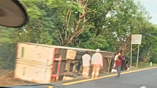 Tráiler volcado en la carretera Tonalá–Arriaga; automovilistas reportan tránsito lento en la ruta costera