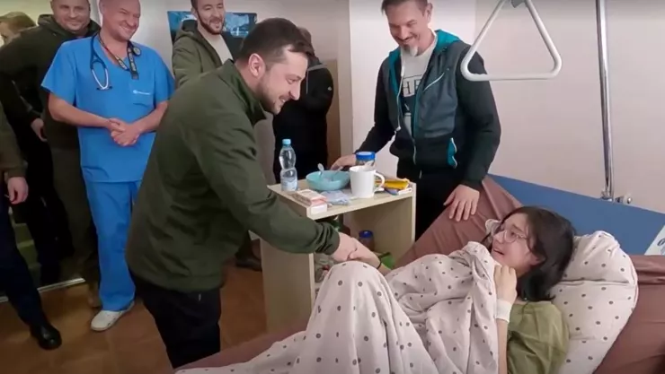 Zelenski visita a civiles heridos en hospital militar de Kiev