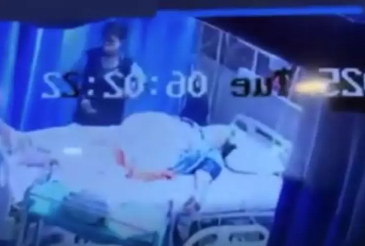 VIDEO: Fallece y la enfermera aprovecha para ROBARSE sus joyas; la policía ya investiga