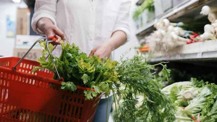 ¿Cuál es el truco de TikTok para conservar frescos el apio, cilantro y perejil?