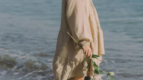 vestido midi con botas de lluvia.jpg