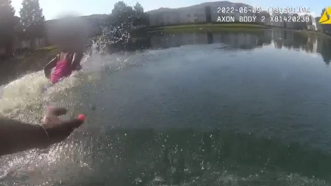 Policía que no sabe nadar se lanza al agua para salvar a niño.jpg