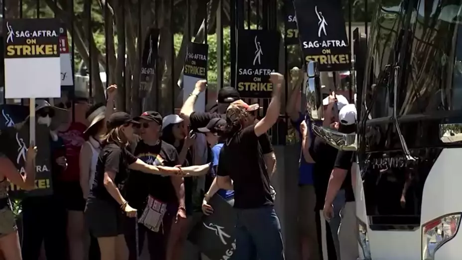 Termina huelga de actores en Hollywood