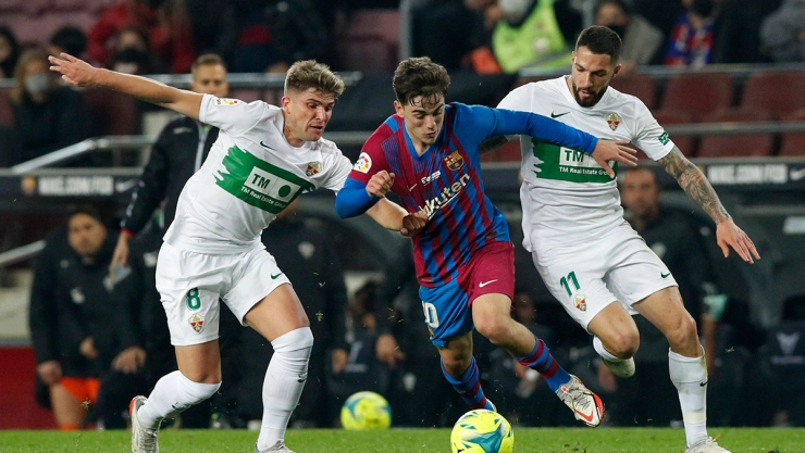 Gavi entre dos jugadores del Elche