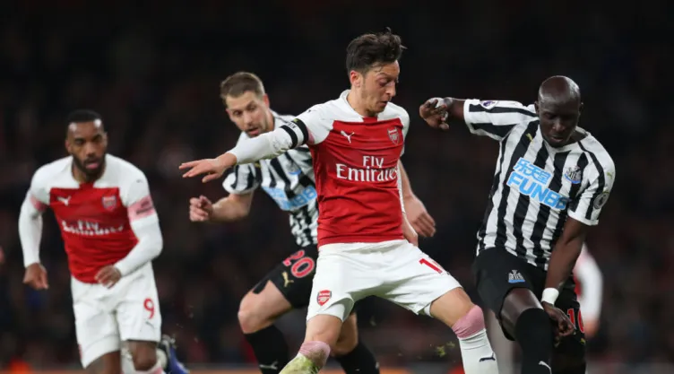 Mesut Özil acusa de desleal al Arsenal
