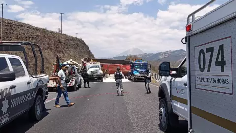 Choque y volcadura en autopista Puebla-Veracruz deja un muerto
