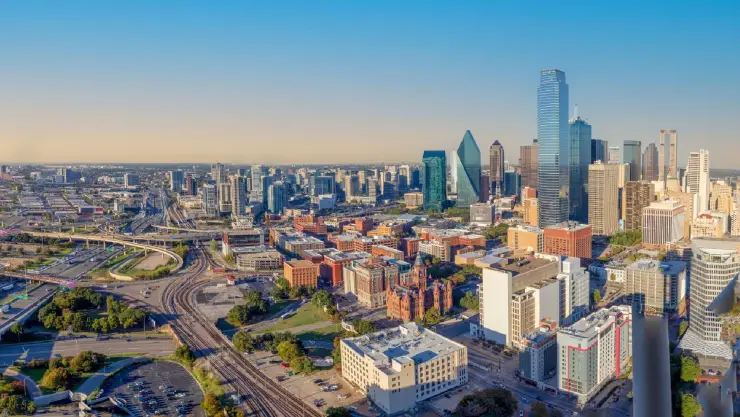 una vista del skyline de Dallas en un día soleado