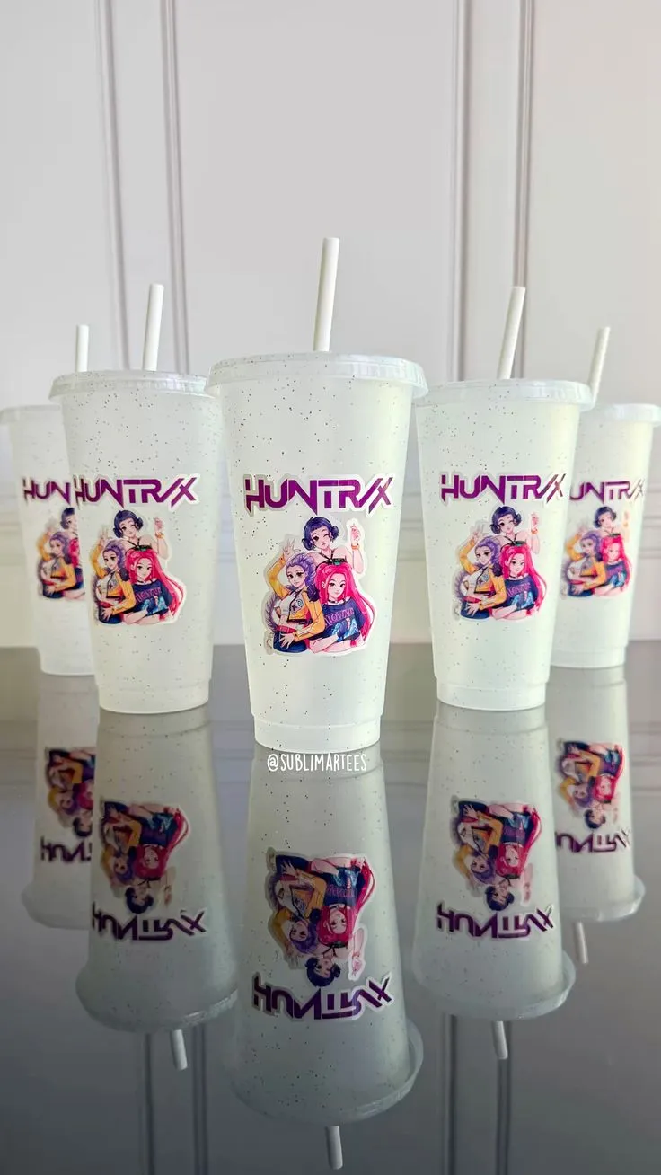 Vasos de vidrio con siluetas en vinil permanente