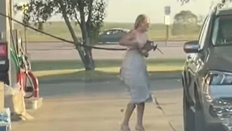 Mujer sufre por minutos para cargar con gasolina a su auto